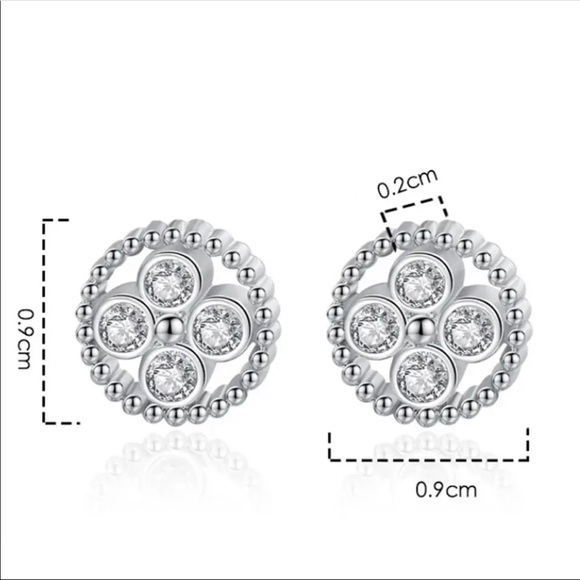 🌟 Sterling Silver Circle Stud Earrings - Picture 4 of 5